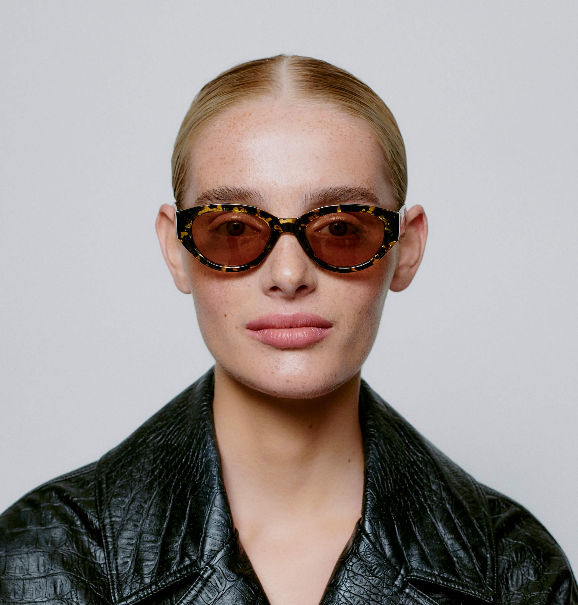 A.KJBEDE_WINNIE_18315_BLACK_YELLOW_TORTOISE_FRONT_WOMAN