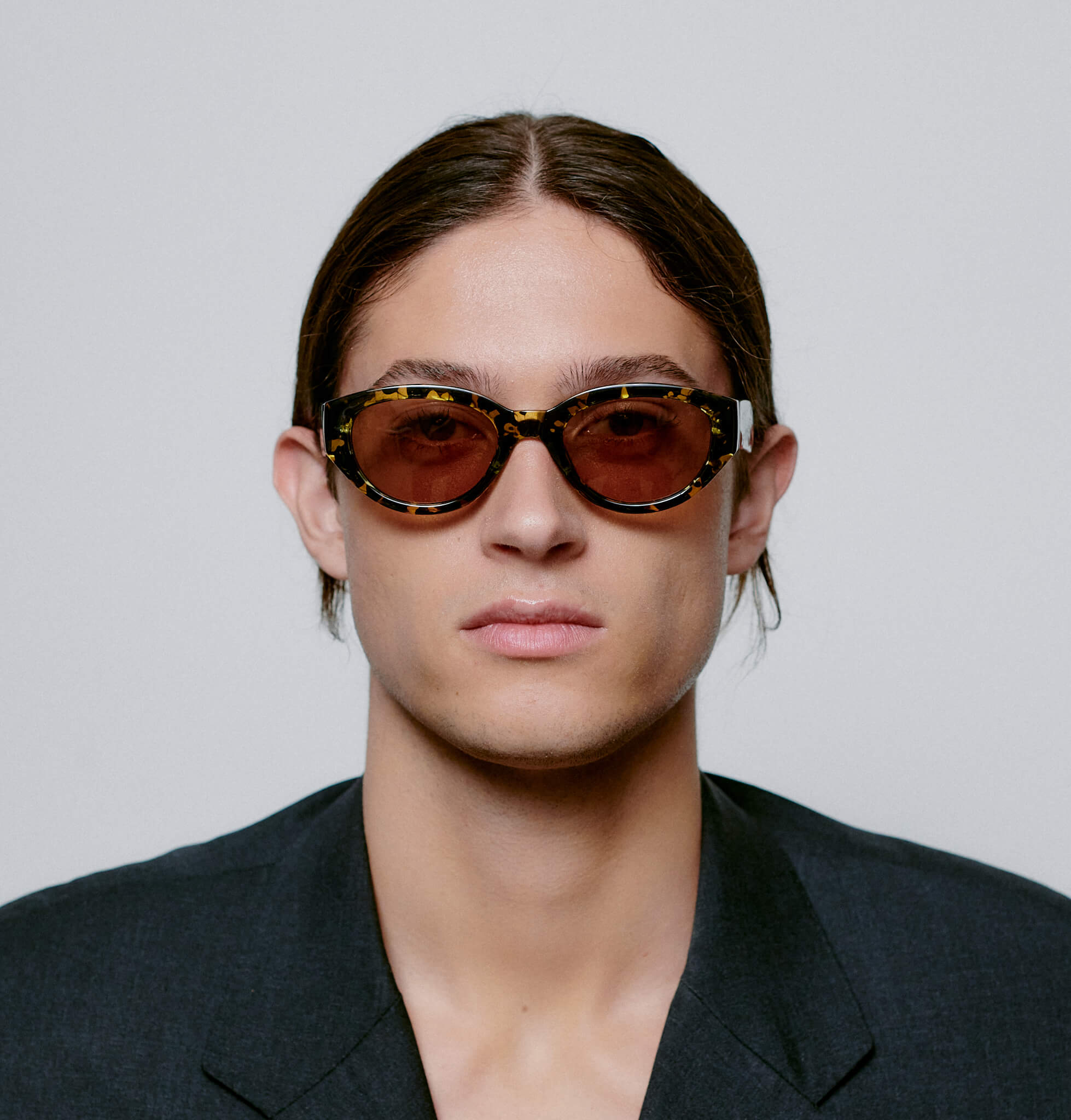 A.KJBEDE_WINNIE_18315_BLACK_YELLOW_TORTOISE_MAN_FRONT