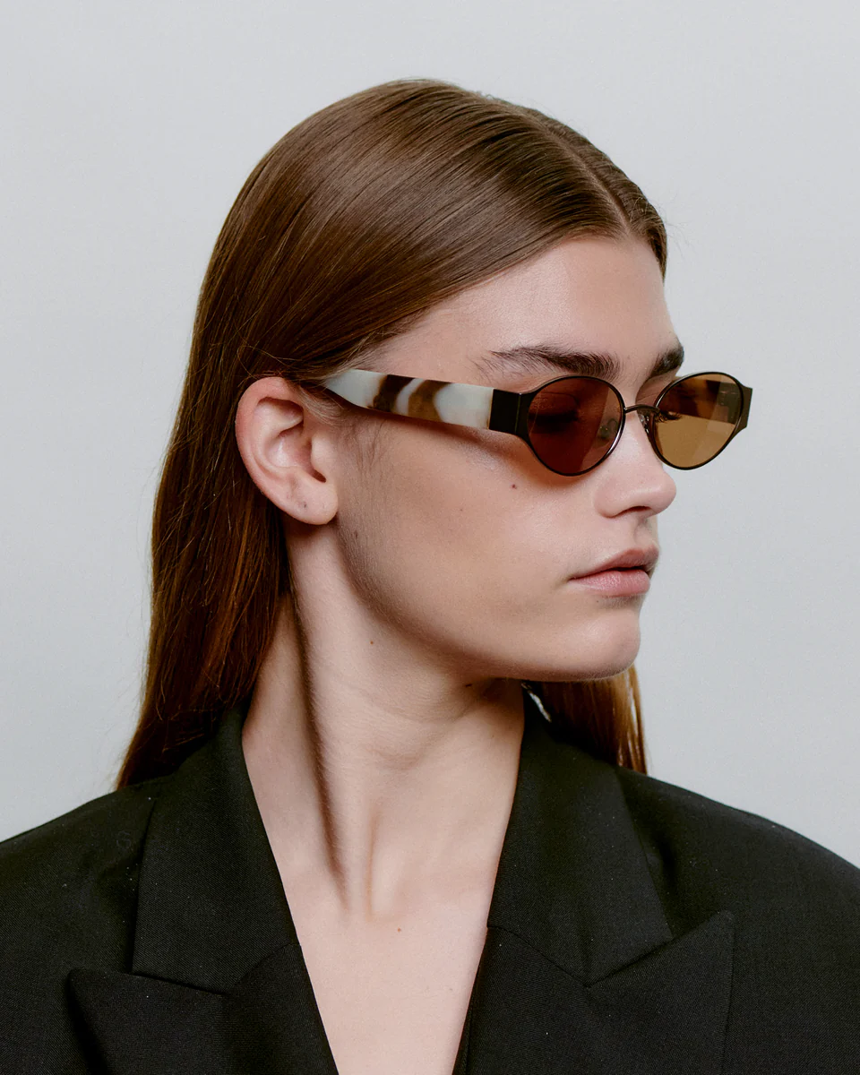 A.KJAeRBEDE_BELLA_KL2602_MATTEBROWNCOOKIEDOUGH_SIDE_WOMAN_960x1200_crop_center