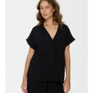 24COLOURS Blouse in Black | Black